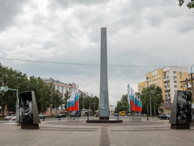Монумент установлен в честь присвоения Ярославлю звания «Город трудовой доблести». До этого здесь находилась спортивная площадка | Источник: Александр Куренной / 76.RU