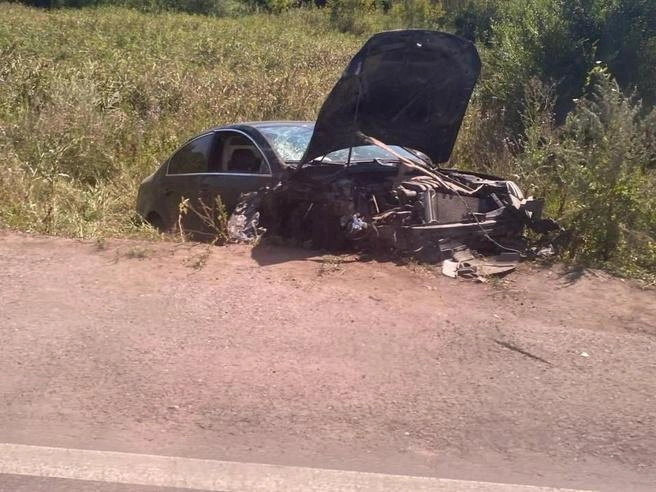 Автомобиль Volkswagen Passat после столкновения оказался за пределами дороги, в нем пострадали водитель и пассажир | Источник: АВТО Магнитогорск / Vk.com