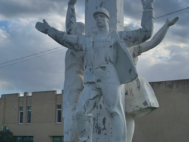 По словам местных жителей, городские службы не уделяют внимания состоянию памятника. | Источник: Читатели V1.RU