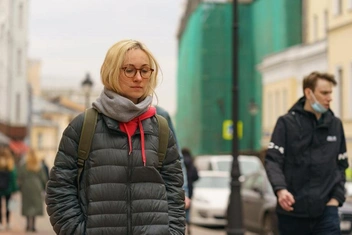 «Муж запрещает мне публиковать мои фото. На предложение разойтись — ломает мебель»
