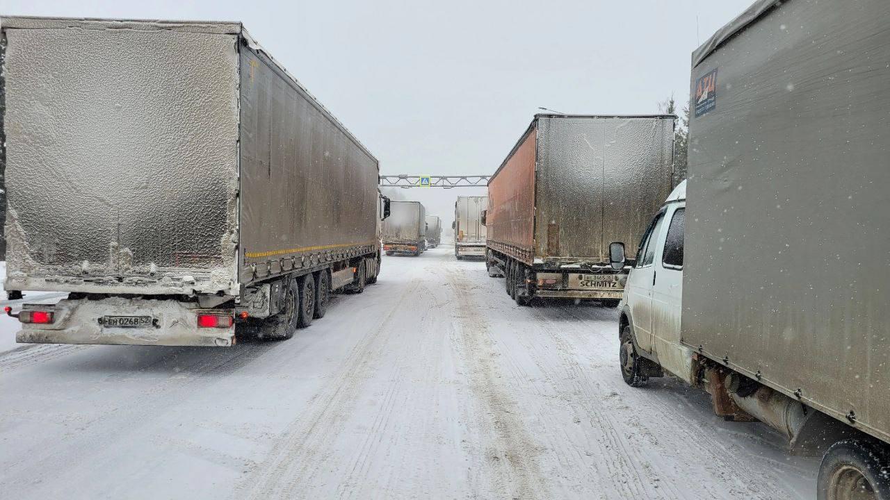 По двум трассам Пермского края ограничили движение из-за циклона «Ольга»,  который принес снег, спровоцировавший аварии - 8 февраля 2024 - 59.ру