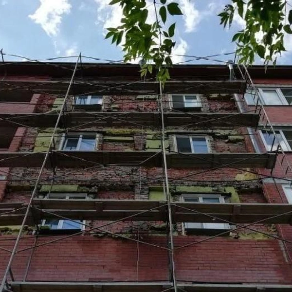 Осенью 2020 года часть фасада дома вскрыли для обследования | Источник: Дмитрий Архипов