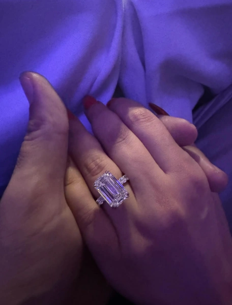 Такое помолвочное кольцо 29 августа рэпер подарил возлюбленной | Источник: Соцсети