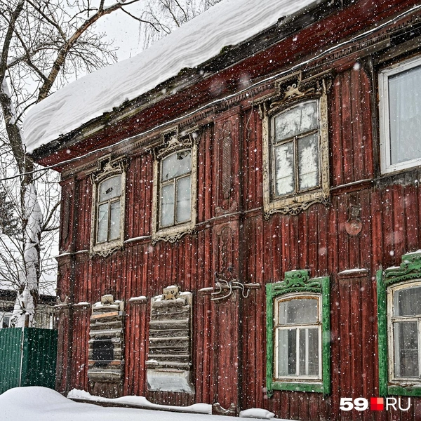 Вблизи видно, что на одной из половин первого этажа никто не живет | Источник: Василина Любимова / 59.RU