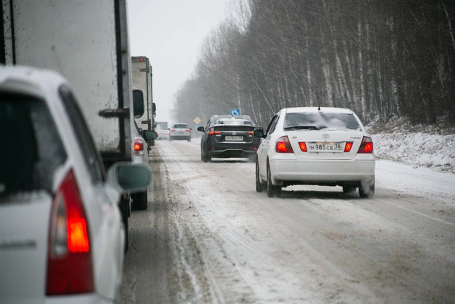 По предварительным данным, большегрузы полностью перекрыли движение, создав этот гигантский затор. | 142.ru