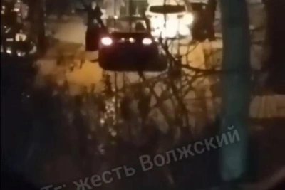 Женщина перекрыла проезд в Волжском, устроив скандал