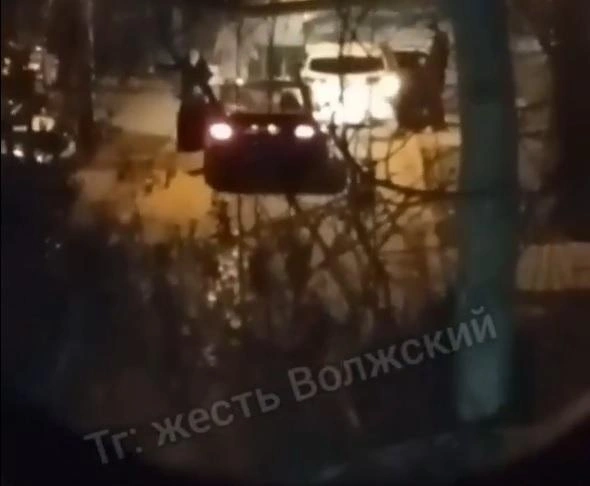 Конфликт из-за парковки произошел накануне вечером | Источник: «Жесть Волжский» / T.me