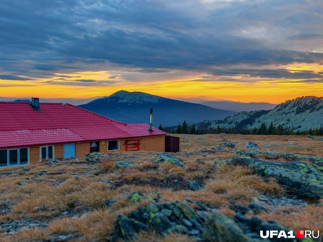 Приют «Метеостанция» в лучах закатного солнца | Источник: Булат Салихов / UFA1.RU
