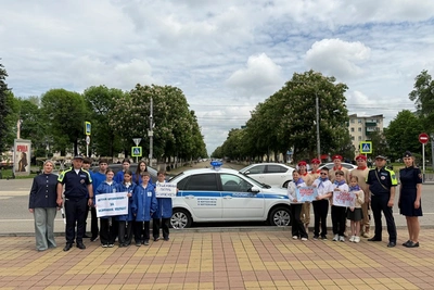 Юные активисты Майкопа вышли на «Пешеходный патруль безопасности»