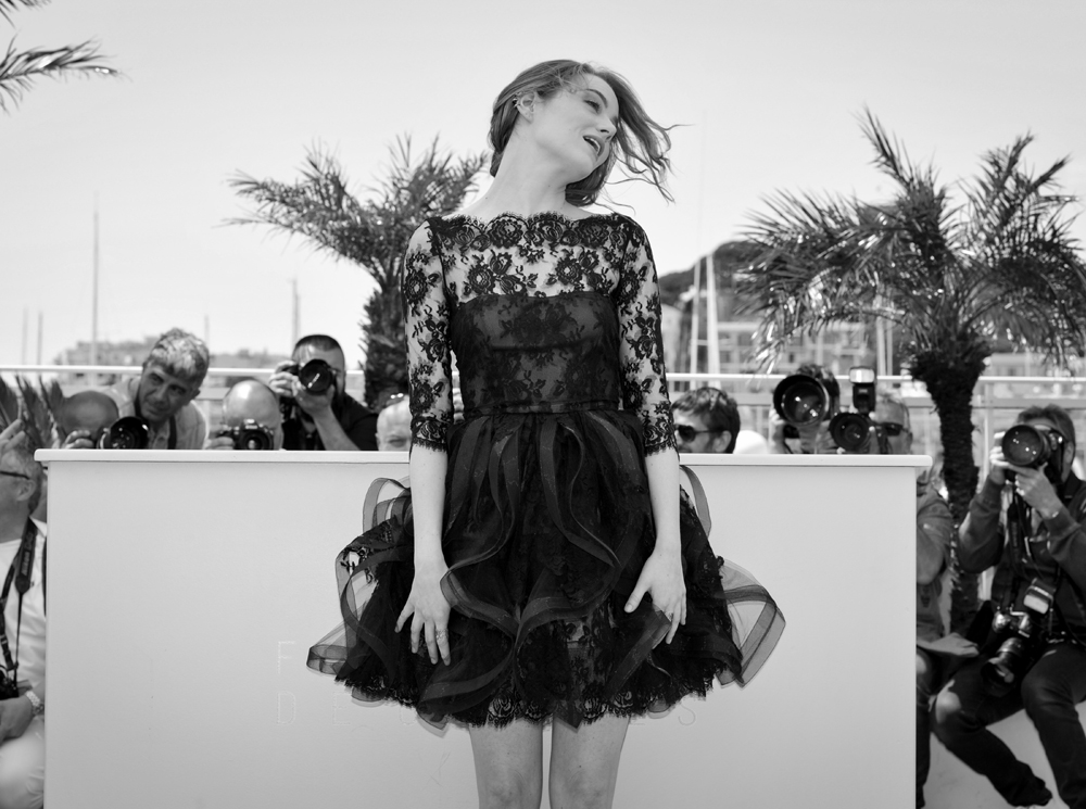 Эмма Стоун на фотоколле фильма «Иррациональный человек» (реж. Вуди Аллен, 2015 г.), 68-й Каннский кинофестиваль, май 2017 года | marieclaire.ru