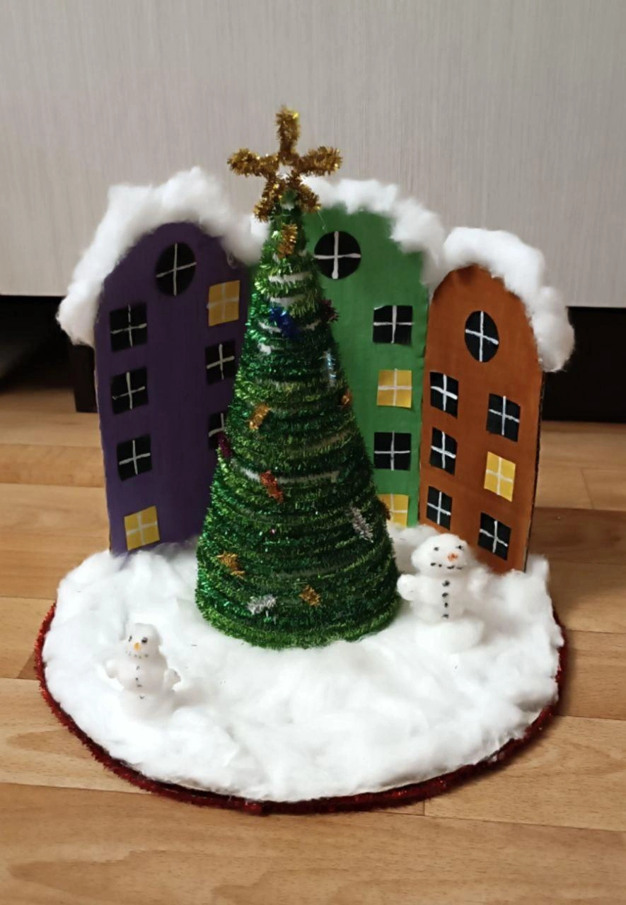 Пятилетняя Елизавета елочку мастерила с мамой | Источник: Татьяна / T.me