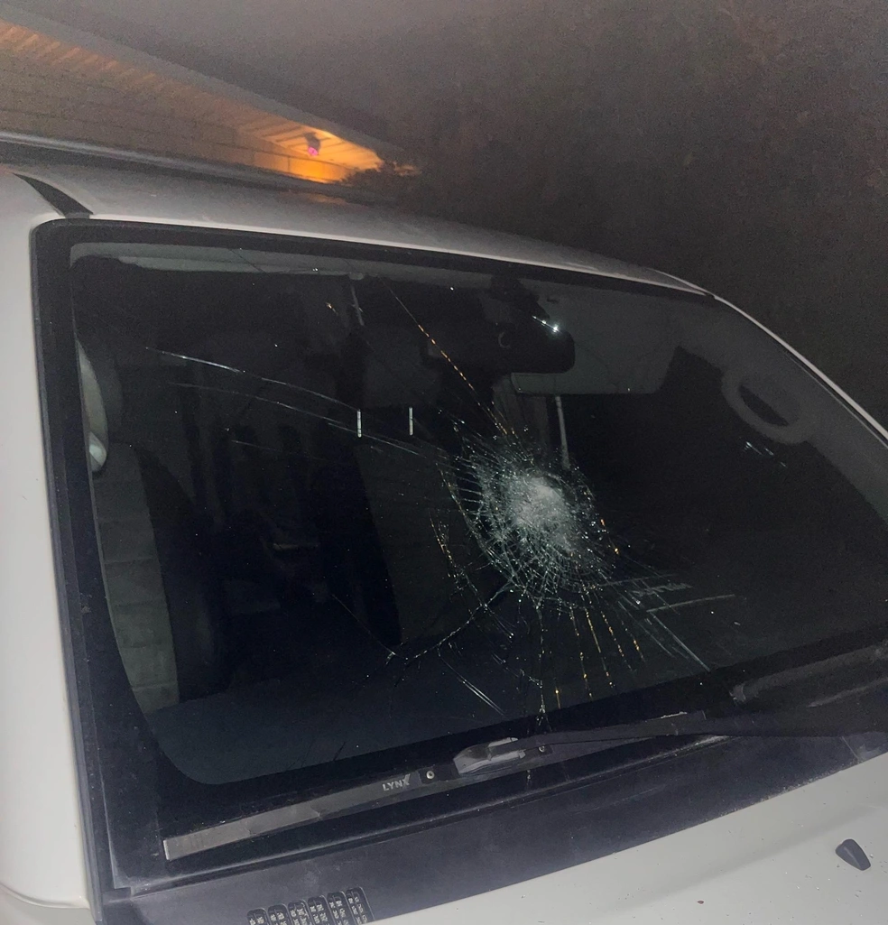 Одна из машин, которую разбил неизвестный хулиган | Источник: читатель 72.RU