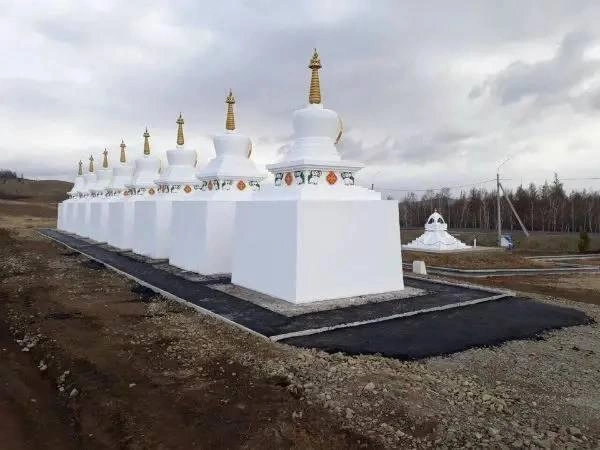 Восемь ступ у горы Алханай отремонтируют на деньги с губернаторского конкурса | Источник: Сангха России