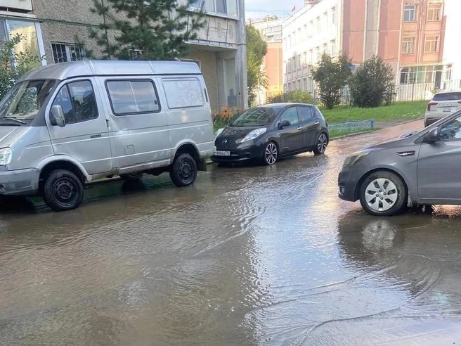 Автомобили оказались в речке | Источник: читатель 74.RU