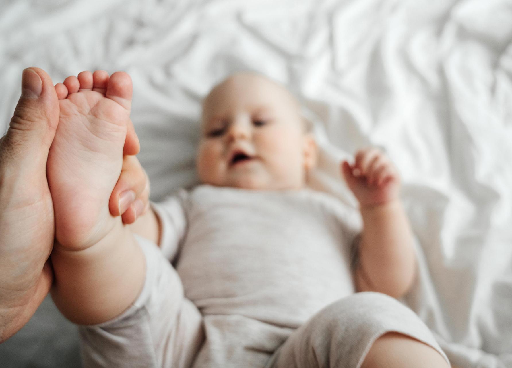 Почему у ребенка облазит кожа на ногах, пальцах ног | WDAY