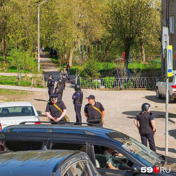 Полиция перекрыла даже входы во дворы | Источник: Тимофей Калмаков / 59.RU