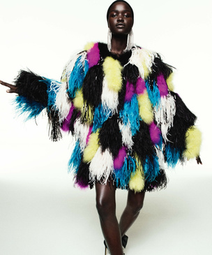 Любуемся разноцветной шубой из страусиных перьев и шелковыми платьями Alexandre Vauthier SS22