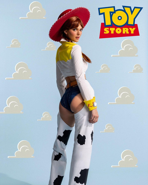 Секси ковбой: Кендалл Дженнер перевоплотилась в Джесси из мультфильма «История игрушек» на Хэллоуин 2022