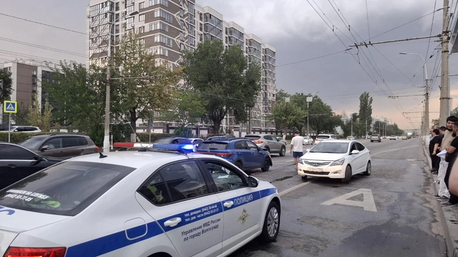 Разбитые машины перекрыли два ряда проспекта Ленина из трех | Источник: Крылов Тимофей / V1.RU