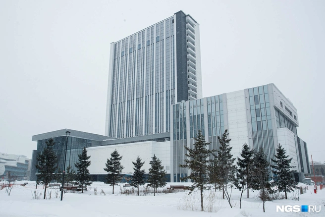 24-этажная гостиница «Турист»&nbsp;— один из самых печальных символов города. Стройка заморозилась еще в 80-е годы | Источник: Андрей Бортко / NGS.RU