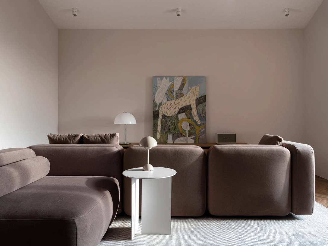 Гостиная. Стол, Ominimalism. На столе — светильник, &Tradition. Диван, Annki. На заднем плане — винтажный светильник Valio, Stockmann Orno. Картина художницы Инги Павловой. Ковер, Kover.ru. | Источник: Екатерина Литке