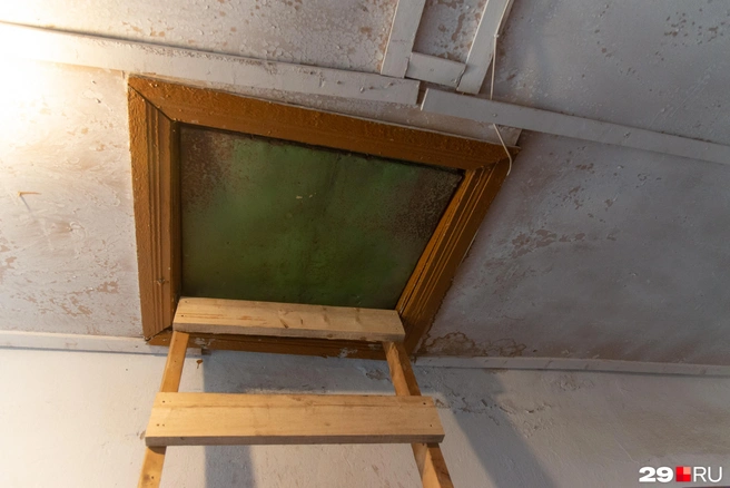 На чердак теперь просто так не забраться: после потопа УК закрыла его на замок | Источник: Иван Митюшёв / 29.RU 