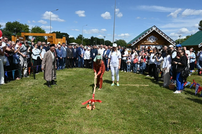 Камила атакует горшочек | Источник: gossov.tatarstan.ru