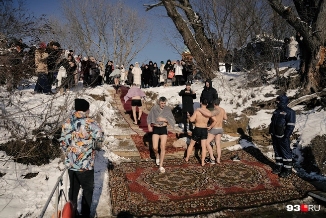 Спуск к реке закрыли коврами | Источник: Дарья Паращенко / 93.RU