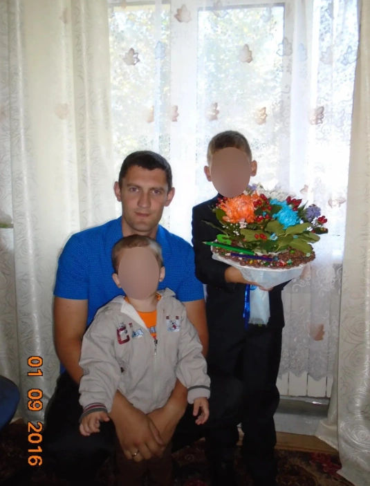 Дома Дмитрия ждали трое детей и супруга | Источник: личная страница погибшего