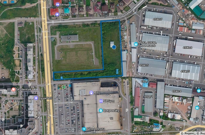 Территория находится за ТРЦ | Источник: Яндекс Спутник / Публичная кадастровая карта