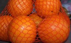 Почему апельсины продают в сетках красного цвета?