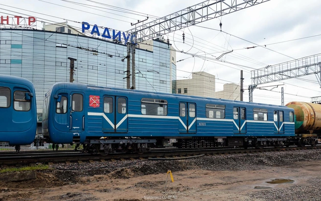 Девятиглавый поезд. Посмотрите на головные вагоны петербургского метро, которые будут переделывать в промежуточные | Источник: Василий Гвоздев