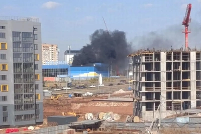 Пожар у ТРЦ «Кит» в Оренбурге потушили до приезда спасателей