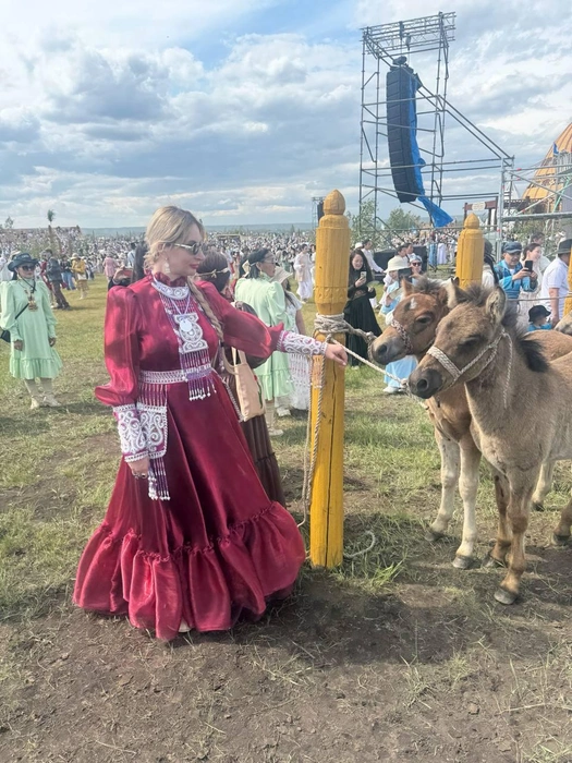 «А это общее божество якутского народа — солнечный жеребенок. Большая часть ритуалов Ысыаха — восхваление якутской лошади, великой труженицы», — прокомментировала снимок Екатерина | Источник: Екатерина Колтовкина / T.me