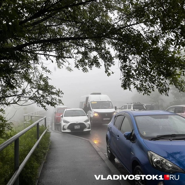 Так высаживаются пассажиры маршруток № 18 | Источник: Алиса Князева / VLADIVOSTOK1.RU