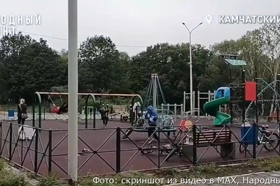 Детская площадка на Вольского требует ремонта и ограждения