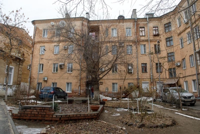 Residents of Volgograd's 'Swan House' Block Meter Installers