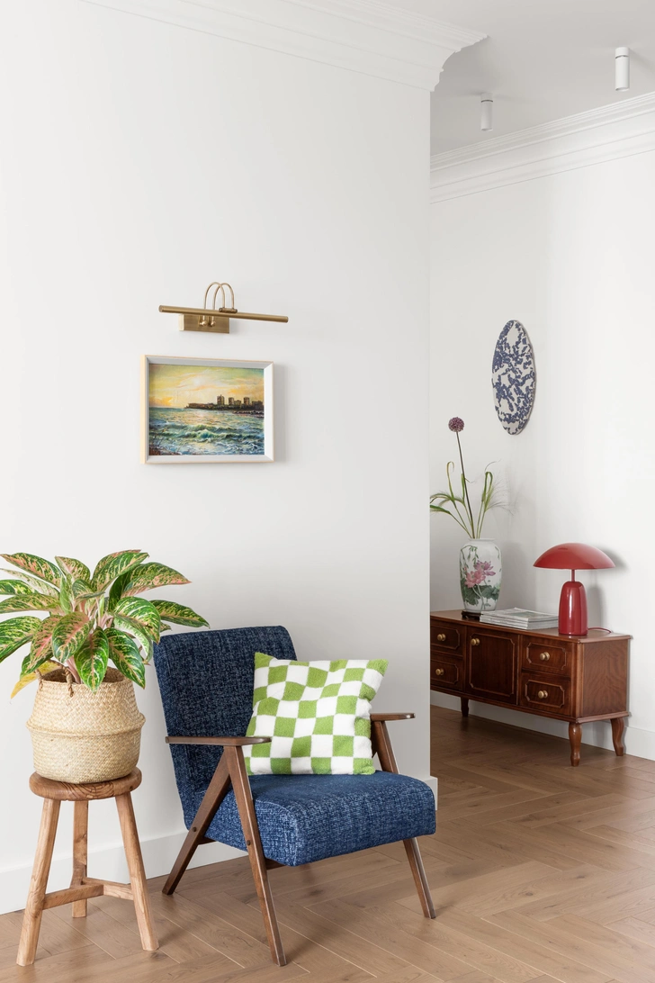 Лампа бордовая, H&M Home. Вышивка, Лиза Корн. | Источник: Роман Якунин и София Кленова. Стиль: Евгения Мараськова-Григорянц