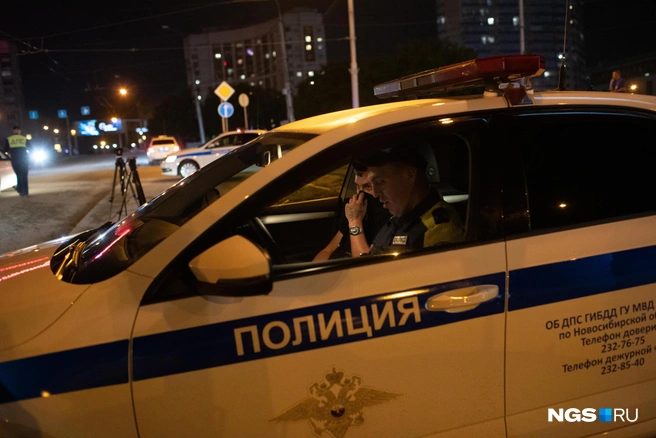 Сначала молодой человек пытался спрятать лицо под футболкой  | Источник: Андрей Бортко/NGS.RU