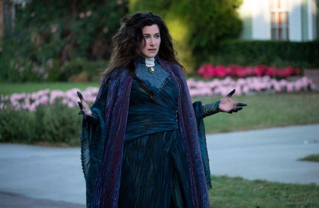 В сериал немного топорно вписали ведьму-злодейку | Источник: кадр из сериала «Ванда/Вижн» (18+), реж. Мэтт Шекман (Disney+, 2021)
