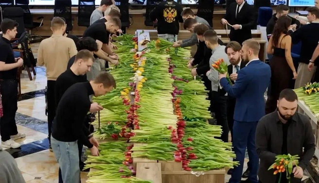 Волонтеры вручили более 4500 тюльпанов 