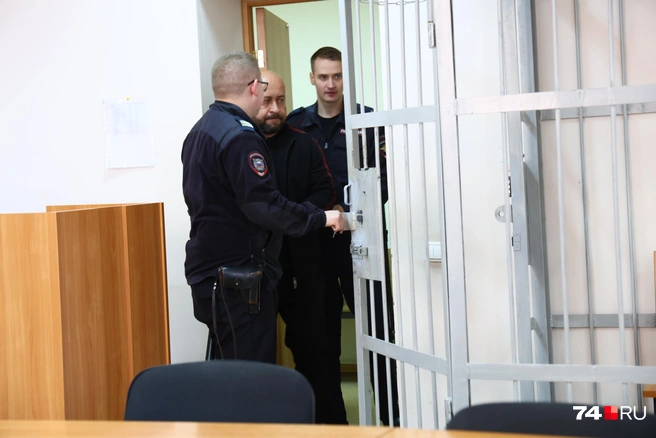 Защита просила о домашнем аресте, но ректора отправили в изолятор | Источник: Михаил Шилкин
