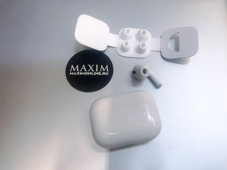 MAXIM тестирует наушники Airpods Pro