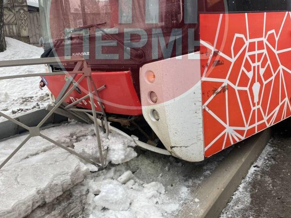 В Перми пригородный автобус снес железный забор