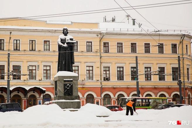Доходный дом Пастуховых расположен за памятником Ярославу Мудрому на Богоявленской площади | Источник: Александра Мамонтова / 76.RU