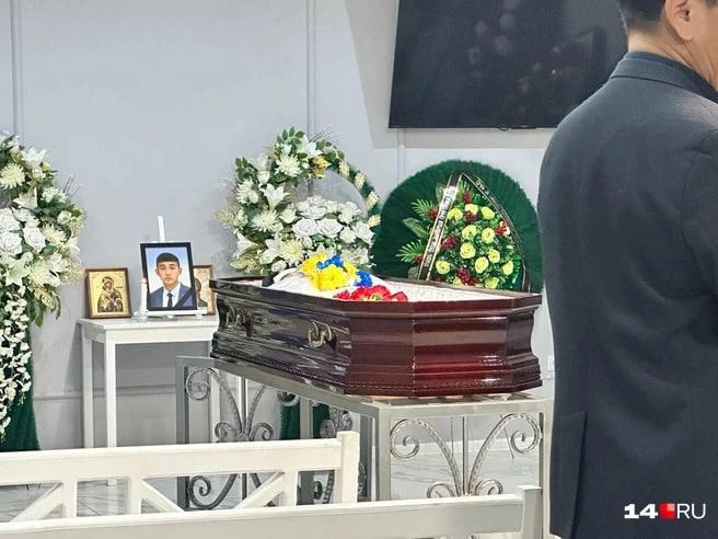 Многие пришли проститься со студентом | Источник: Илья Константинов / 14.RU