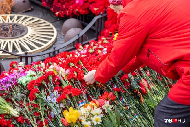 Цветы возлагали к Вечному огню | Источник: Кирилл Поверинов / 76.RU