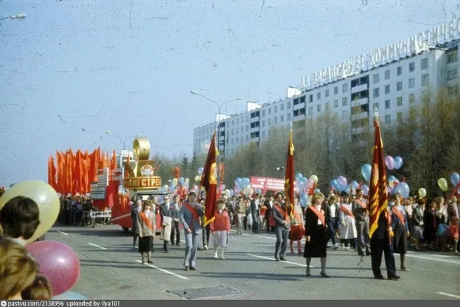 Первомайская демонстрация на Центральном проспекте в Зеленограде в середине 80-х | Источник: архив Дениса Скворцова / Pastvu.com