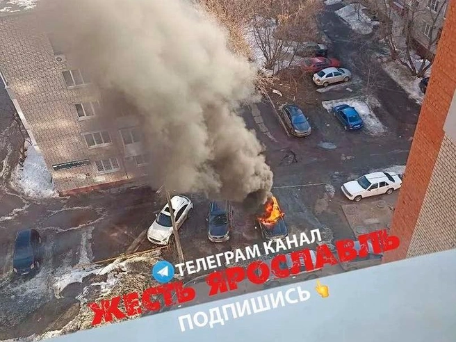 Спасатели тушат полыхающую иномарку | Источник: «Жесть Ярославль» / Telegram