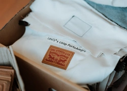Курс на осознанность: как выглядят новые эко-аксессуары Levi’s x Coop. Porto Alegre